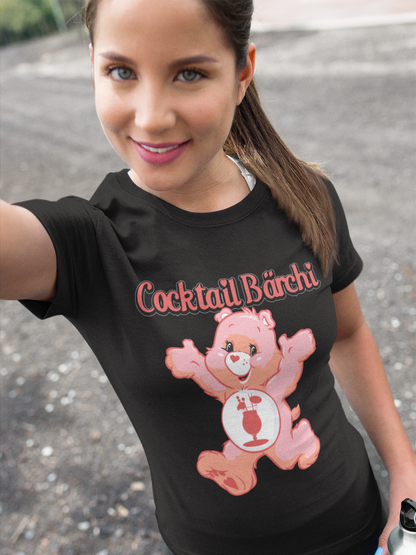 Cocktail Bärchi Damenshirt getragen bei Outdoor-Selfie, fröhliche Stimmung mit Glücksbärchi Motiv