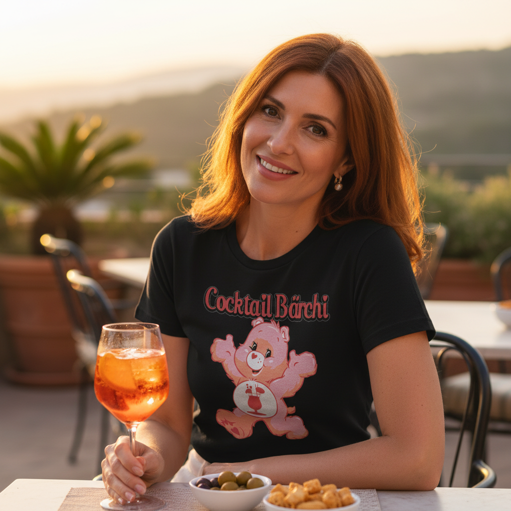 Sundowner-Aperitif auf Terrasse bei Sonnenuntergang, Frau mit Cocktail Bärchi Damenshirt
