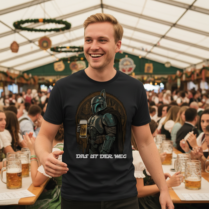 Ein Mann trägt das Das ist der Weg Shirt im Oktoberfest Bierzelt