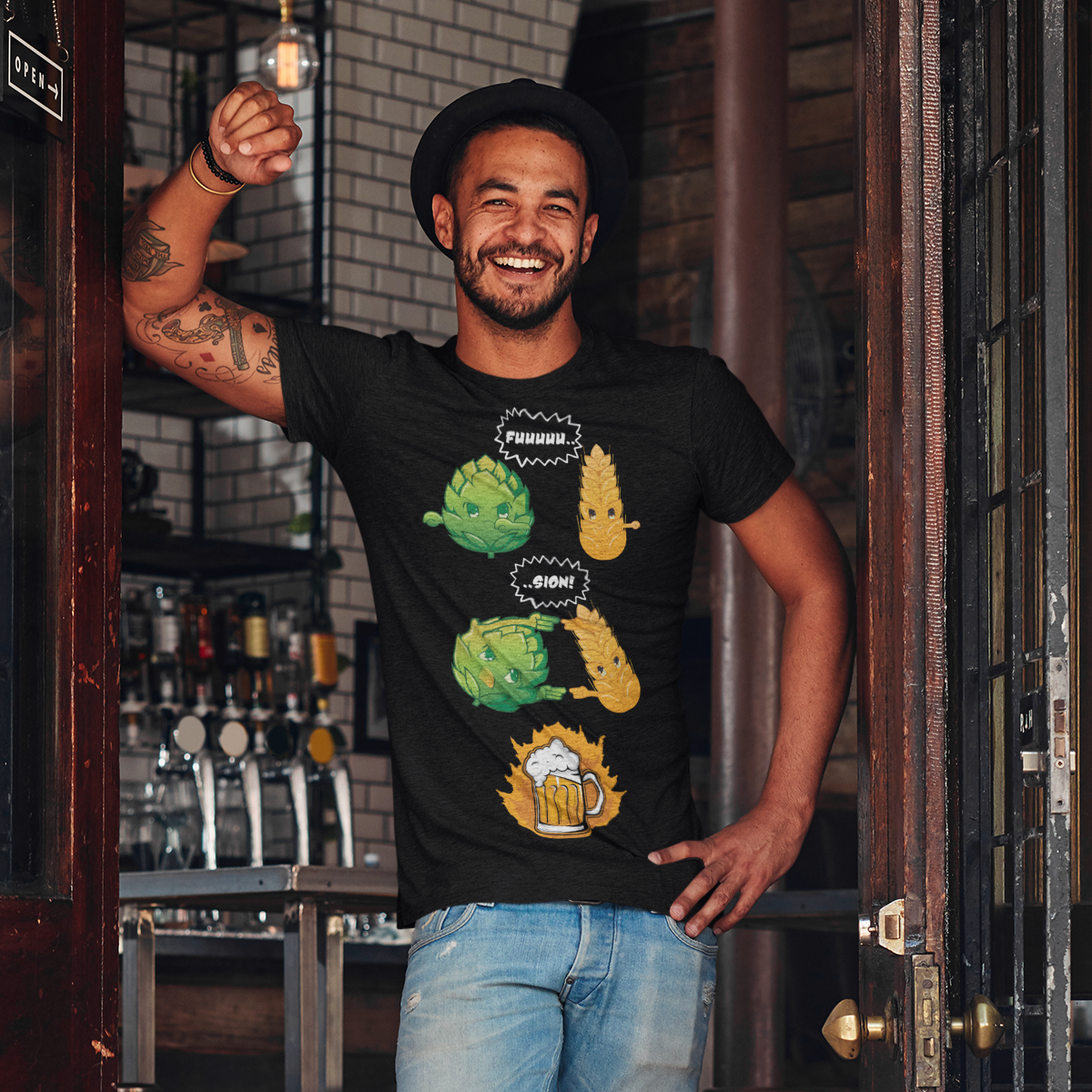 Ein Mann trägt das Dragonball Bier Fusion Shirt am Bar-Eingang und lehnt lässig am Rahmen