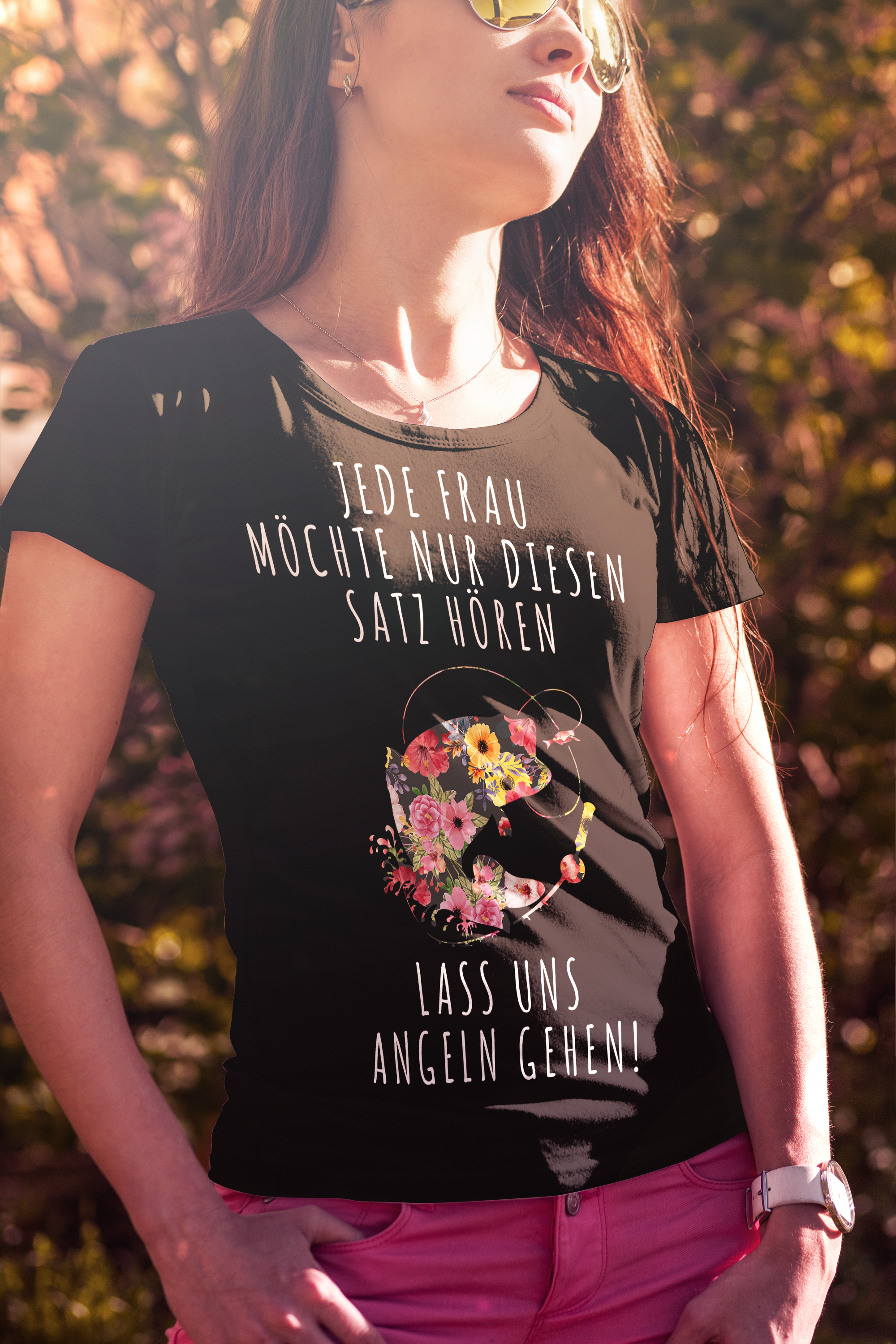 Damen T-Shirt Anglerin – Lass uns angeln gehen Spruch mit Blumenfisch Motiv
