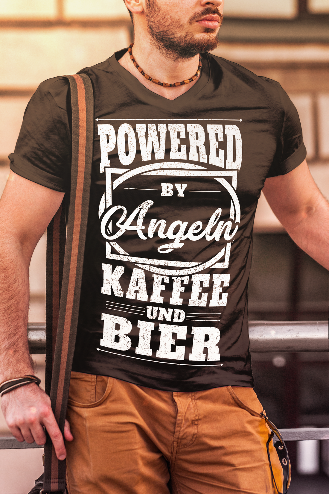 Powered by Angeln Kaffee und Bier – Lustiges Männer T-Shirt für Anglerfans