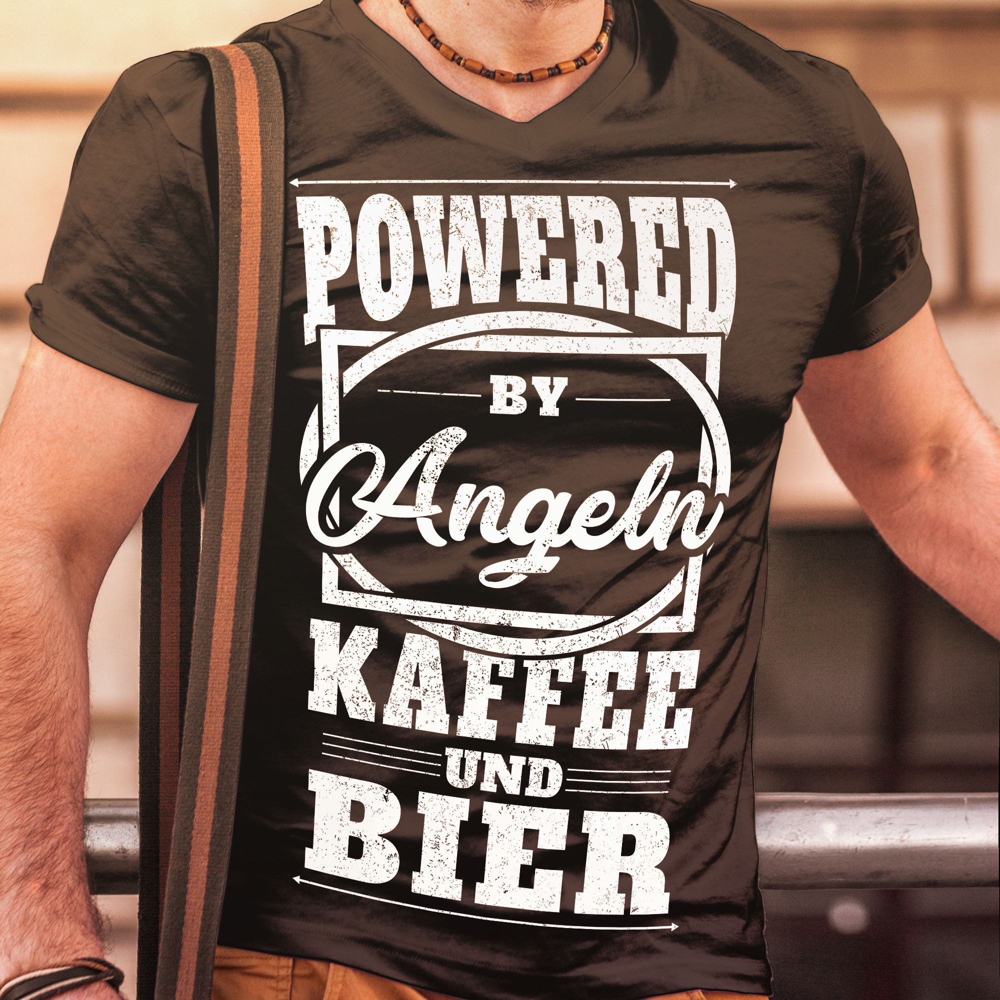 Herren T-Shirt Powered by Angeln Kaffee und Bier Fischer Shirt Bio Baumwolle