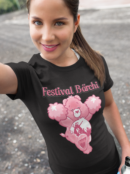Lässiges Techno-Festival-Outfit mit Festival Bärchi Damenshirt und rosa Bär-Design