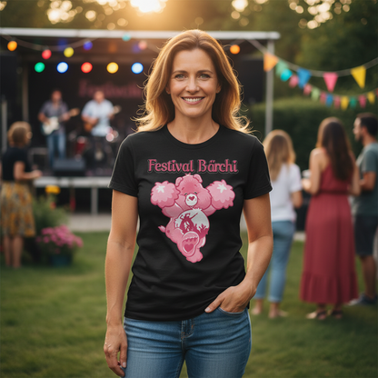Privates Garten-Festival mit Live-Band, Frau trägt Festival Bärchi Shirt bei Sommer-Party