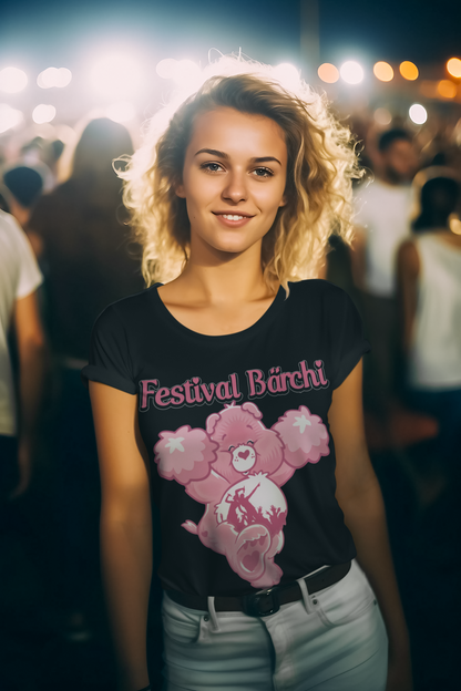 Frau trägt Festival Bärchi Shirt bei Rave-Party, buntes Glücksbärchi-Motiv sichtbar