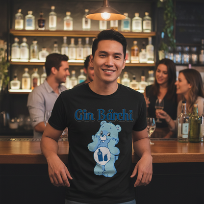 Mann in Craft-Gin-Bar trägt Gin Bärchi Shirt, Gin-Flaschen im Hintergrund, entspannte Abendstimmung