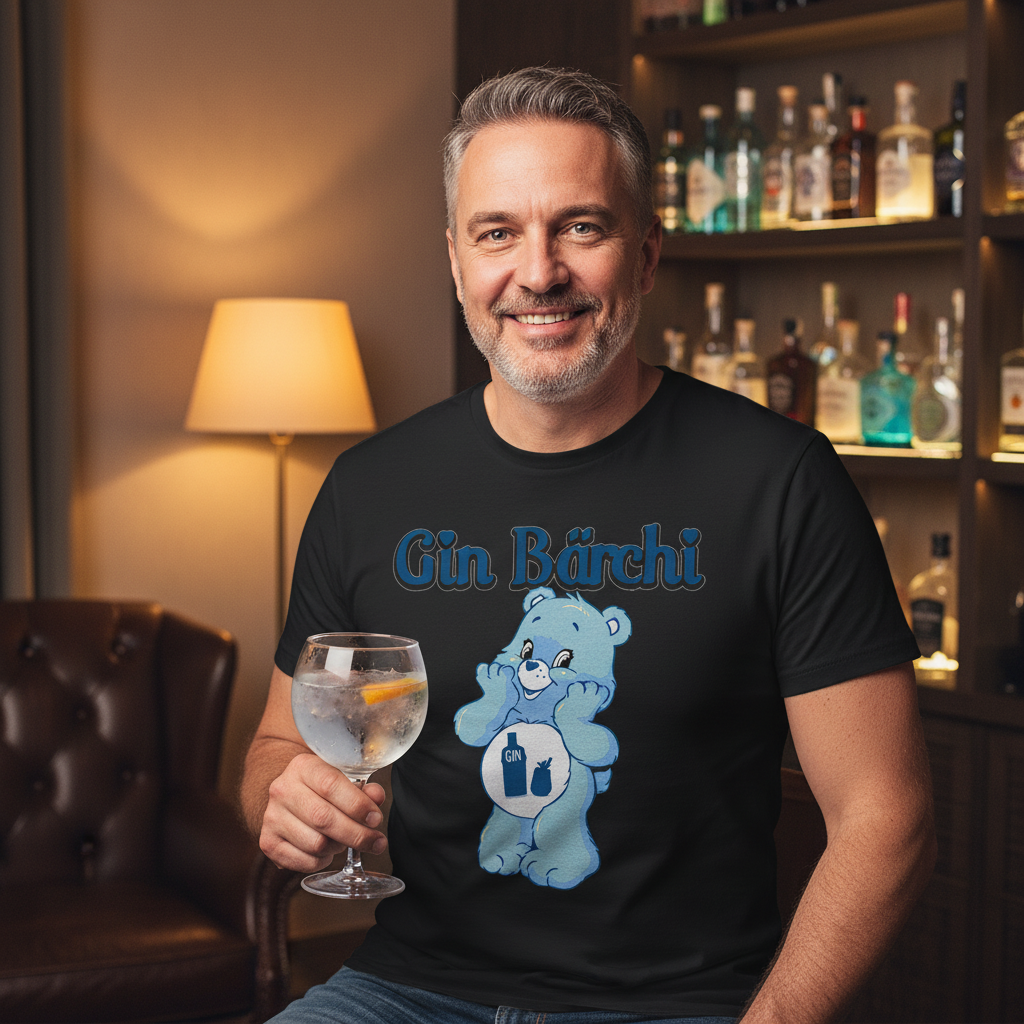 Gemütliche Hausbar zu Hause, Mann mit Gin Bärchi Glücksbärchi Shirt und Gin-Tonic, Gin-Sammlung im Regal