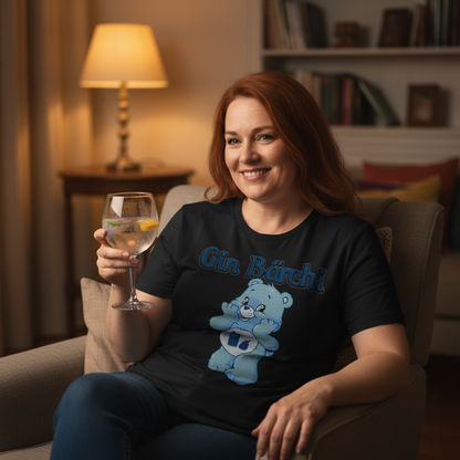 Gemütlicher Feierabend zu Hause mit Gin-Tonic, Frau im Gin Bärchi Shirt entspannt auf Sessel, warmes Licht