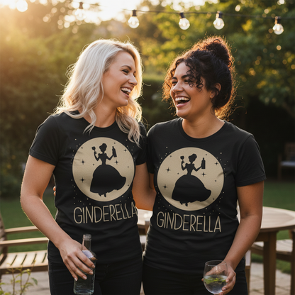 Zwei Frauen tragen das GINDERELLA Shirt bei einer Gartenparty mit Lichterketten und Gin Flaschen