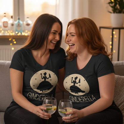 Zwei Frauen tragen das Ginderella V-Neck beim Mädelsabend zuhause auf der Couch im Partnerlook