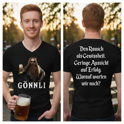 Ein Mann trägt das GÖNNLI Gimli V-Neck Shirt im Biergarten mit Maßkrug, Front und Rücken