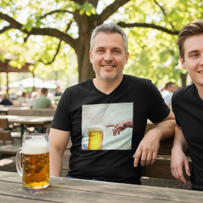 Gottes Hand mit Bier - Herren V-Neck Shirt