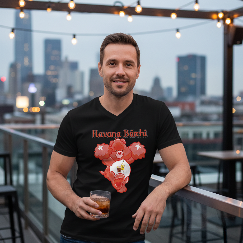 Lässiger Look mit Havana Bärchi V-Neck auf Rooftop Bar, Cocktail in der Hand, urbane Skyline bei Abenddämmerung