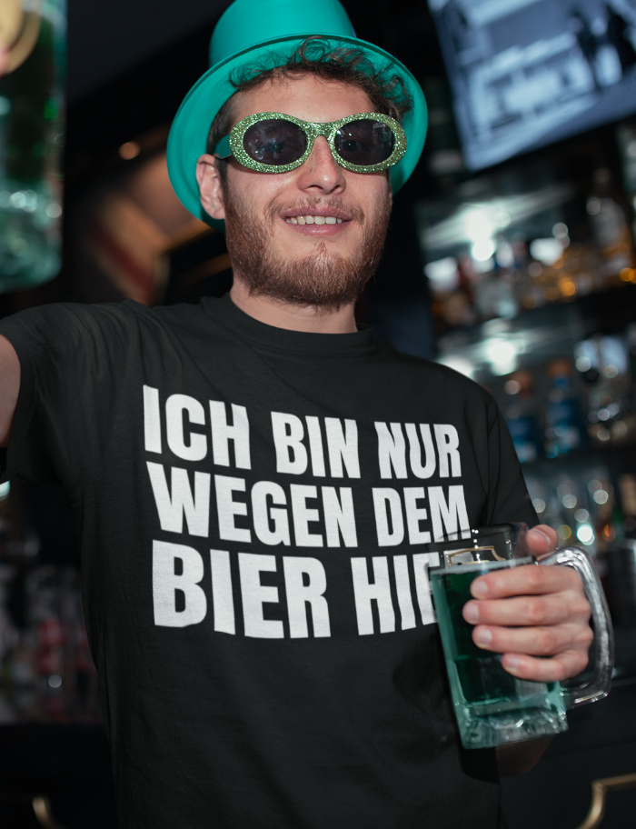 Ich bin nur wegen dem Bier hier - Herren Shirt