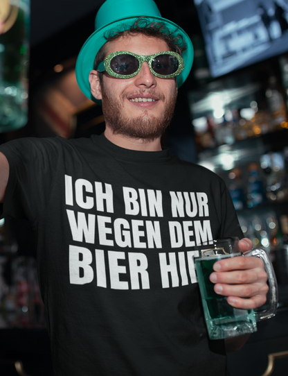 Ich bin nur wegen dem Bier hier - Herren Shirt