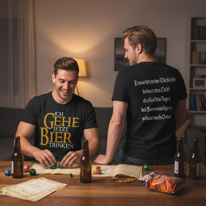 Zwei Männer tragen das Gandalf Bier-Parodie Shirt beim Pen and Paper Spieleabend mit Würfeln