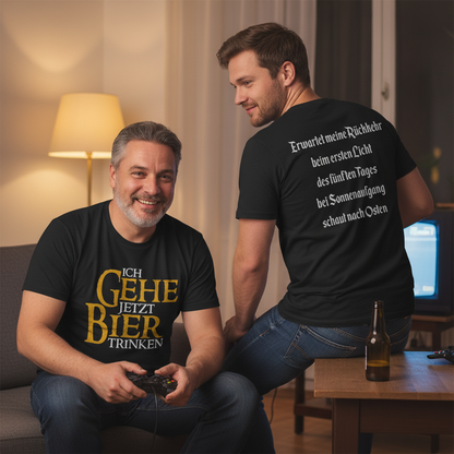 Zwei Männer tragen LOTR Bier-Parodie Shirts bei Retro-Gaming Session auf Couch mit Controller