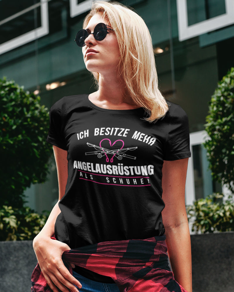 Besitze mehr Angelausrüstung als Schuhe – Lustiges Angeln Damen T-Shirt Spruch