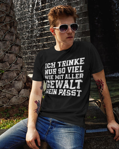 Lustiges Alkohol T-Shirt für Männer – Ich trinke nur so viel wie rein passt
