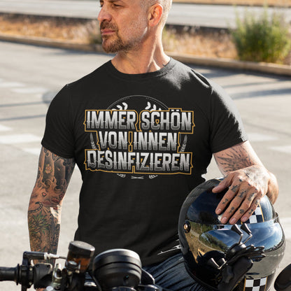 Lustiges Herren T-Shirt – Desinfizieren von innen mit Alkohol und Humor