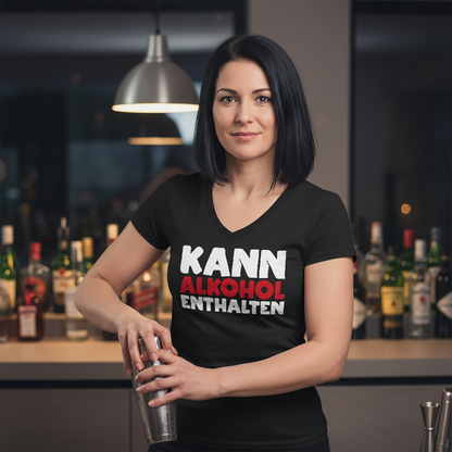 Eine Frau trägt das Kann Alkohol enthalten Shirt beim Feierabend-Drink an der Hausbar mit Shaker