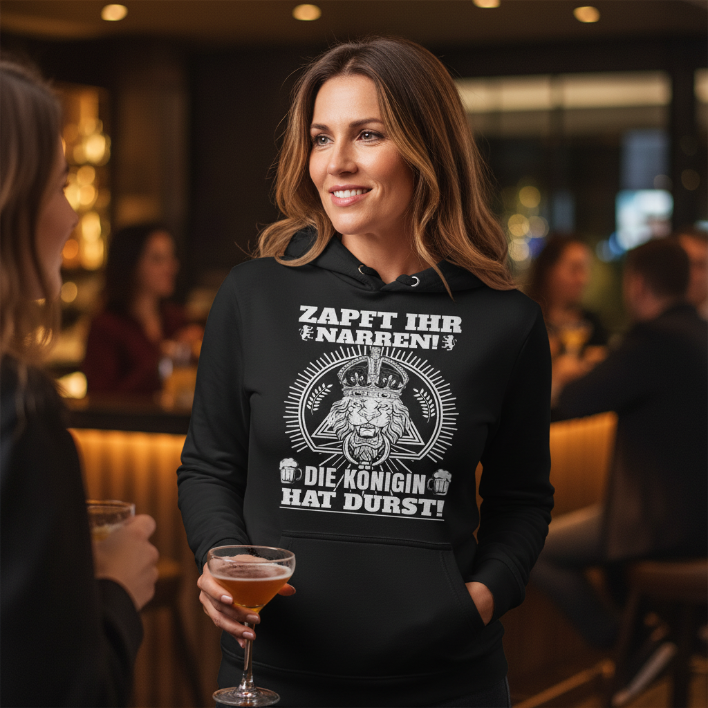 Eine Frau trägt den Königin hat Durst Hoodie beim Mädelsabend in einer Bar mit Cocktail