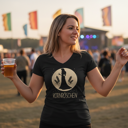 Eine Frau trägt ein Kornröschen Märchen Shirt auf einem Festival und tanzt fröhlich beim Feiern