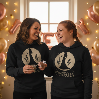 Zwei Frauen tragen den KORNRÖSCHEN Hoodie beim JGA und feiern zusammen mit Korn-Shots
