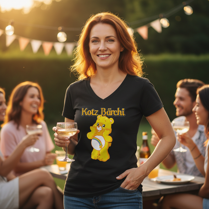 Sommerparty bei Sonnenuntergang, Kotz Bärchi V-Neck mit Lichterketten und Freunden