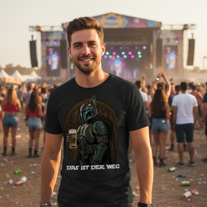 Ein Mann trägt das Mandalorian Shirt Das ist der Weg auf einem Festival bei Sonnenuntergang