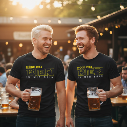 Zwei Männer tragen das Möge das Bier in mir sein Shirt im Biergarten und halten Bierkrüge