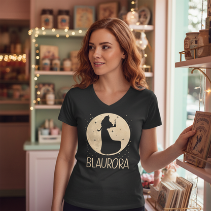 Eine Frau trägt das Mond Prinzessin Blaurora Shirt im Vintage-Café und durchstöbert Disney-Bücher