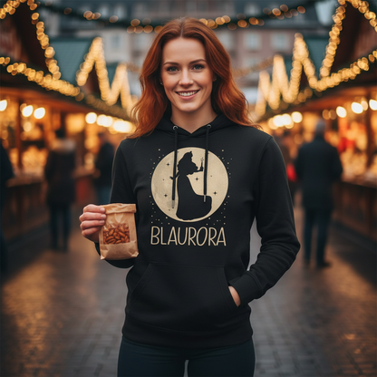 Eine Frau trägt den Mond Prinzessin Blaurora Hoodie auf dem Weihnachtsmarkt Nürnberg im Winter