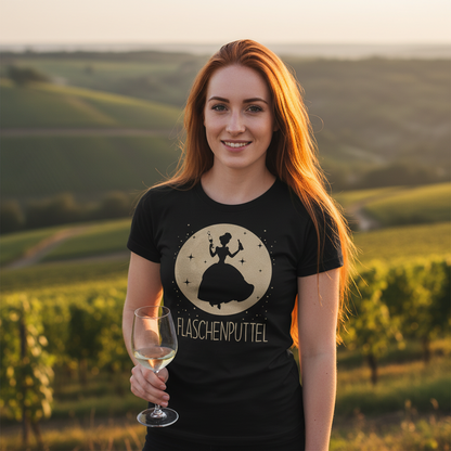 Eine Frau trägt das Mond Prinzessin Flaschenputtel Shirt bei der Weinprobe an der Mosel mit Weinglas