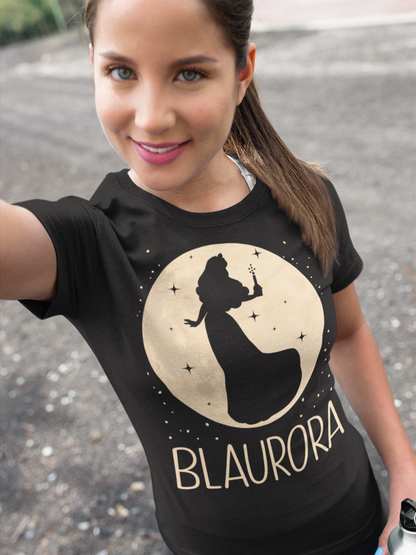 Eine Frau trägt ein Mond Prinzessin BLAURORA Shirt beim Spaziergang und macht ein Selfie