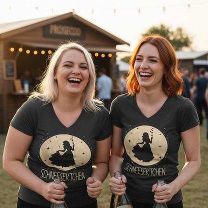 Zwei Frauen tragen das Mond Prinzessin Schneesektchen Shirt auf dem Festival mit Prosecco