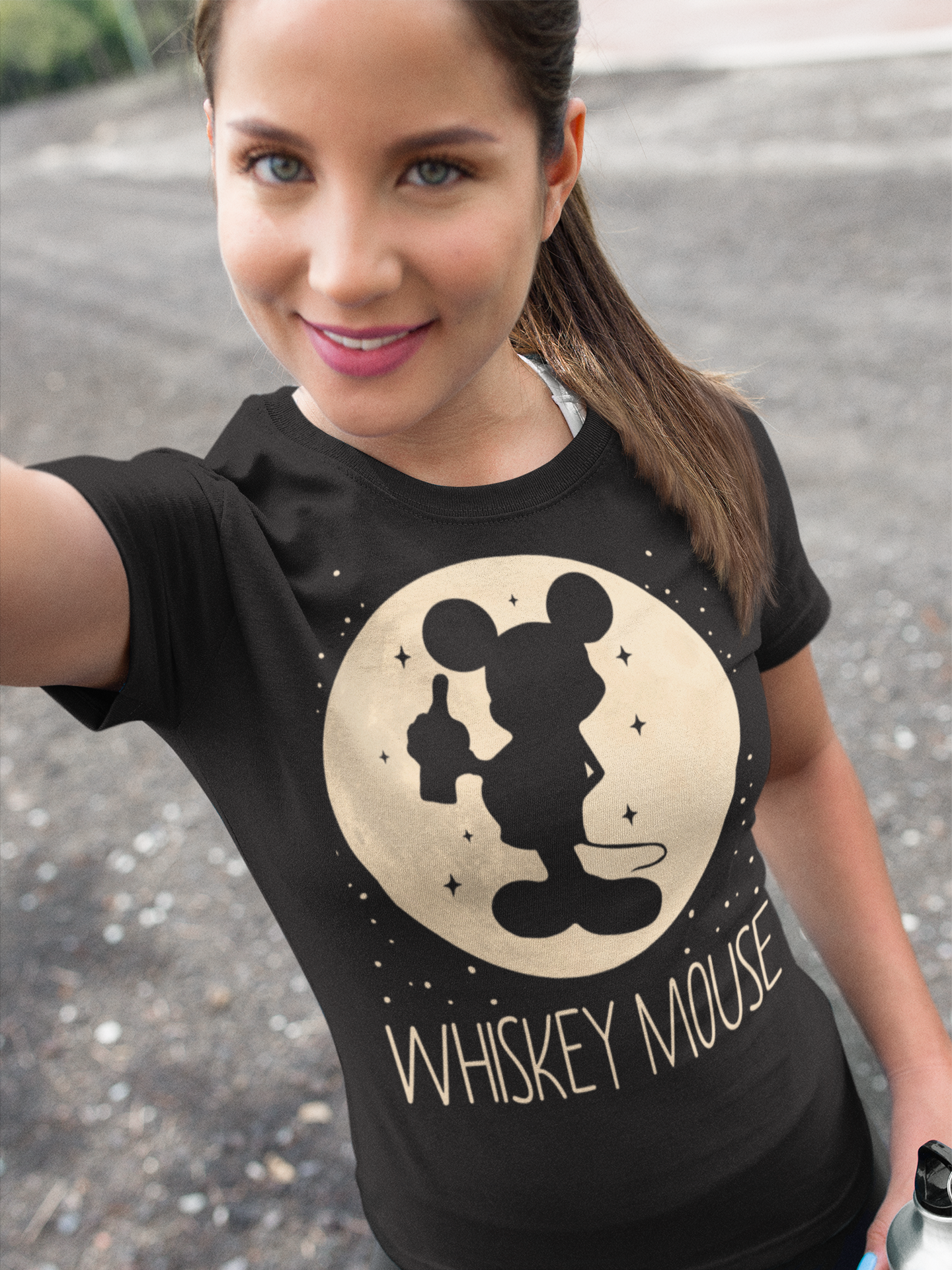 Eine Frau trägt ein Mond Prinzessin Whiskey Mouse Shirt draußen und macht ein fröhliches Selfie
