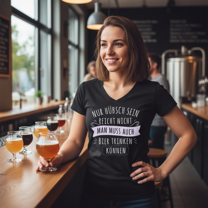 Nur hübsch sein reicht nicht Bier trinken - V-Neck Damenshirt