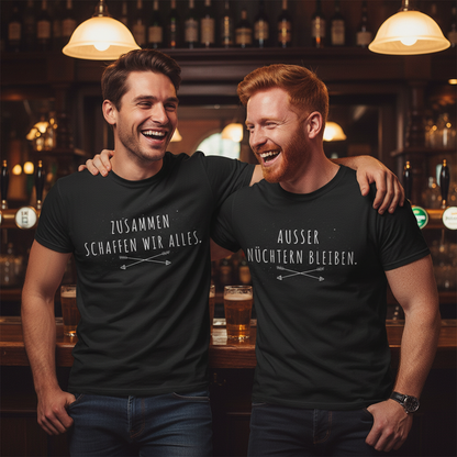 Zwei Freunde tragen Partnerlook Saufshirts AUSSER NÜCHTERN BLEIBEN in einer Kneipe an der Bar
