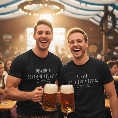 Zwei Männer tragen Partnerlook Trinkshirts AUSSER NÜCHTERN BLEIBEN im Oktoberfest Bierzelt mit Bierkrügen