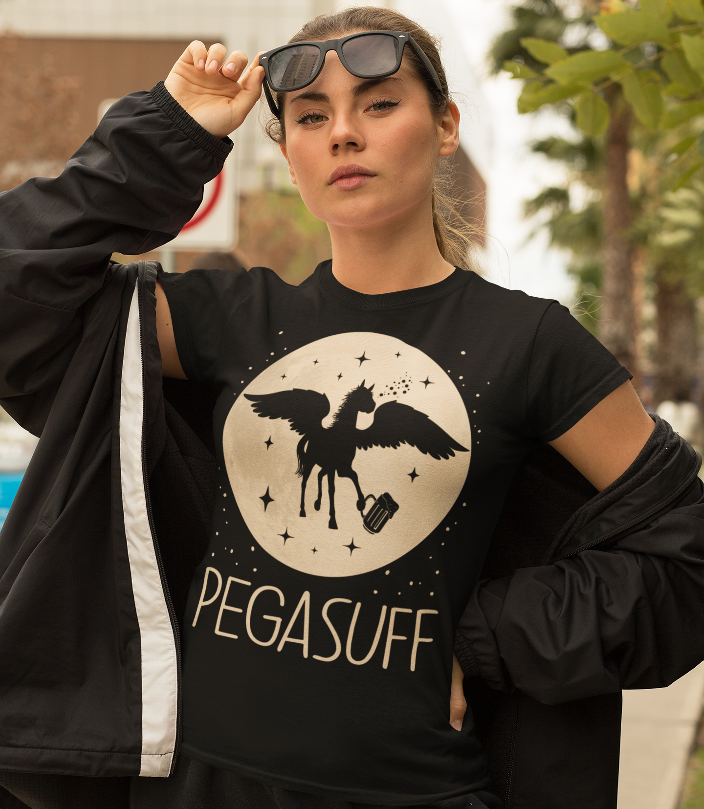 Eine Frau trägt das Pegasuff Shirt schwarz und posiert selbstbewusst im Studio