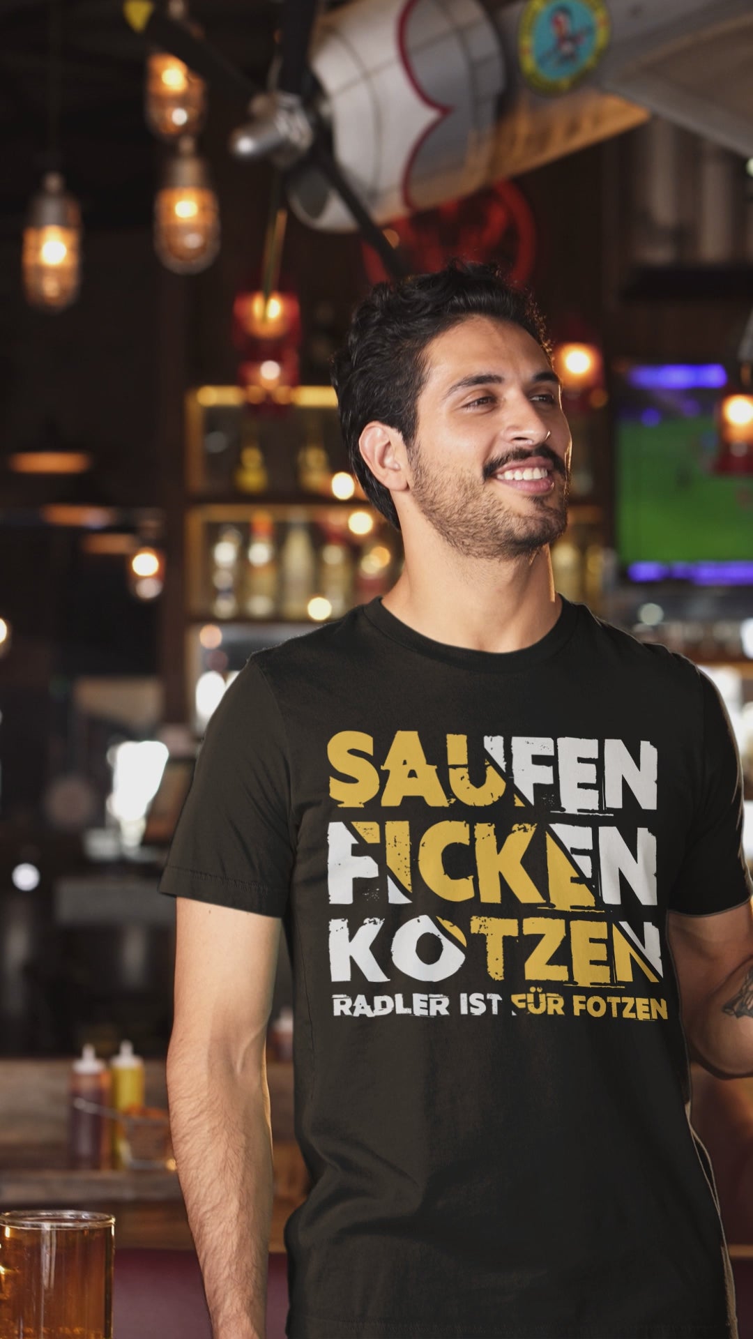Produktvideo zeigt das Saufen Ficken Kotzen Herren Shirt mit Design-Details und Sauf-Spruch