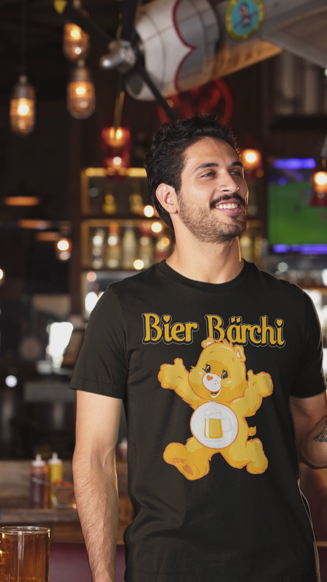Bier Bärchi Herren Shirt Video zeigt gelbes Glücksbärchi mit Bierglas Aufdruck in verschiedenen Farben
