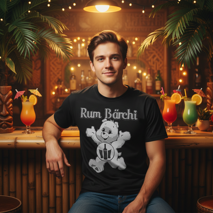 Mann in bunter Tiki-Bar mit Rum Bärchi Shirt, tropische Cocktails und Palmenblätter im Hintergrund