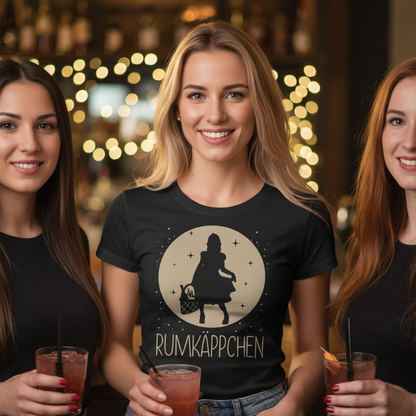 Eine Frau trägt das Rumkäppchen Shirt bei JGA-Feier in Bar und hält Rum-Cocktail