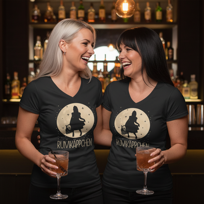 Zwei Frauen tragen RUMKÄPPCHEN Shirts im Partnerlook beim JGA in der Bar mit Rum Drinks