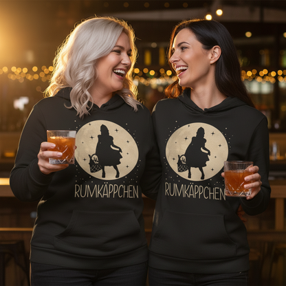 Zwei Frauen tragen den RUMKÄPPCHEN Hoodie im Partnerlook bei der JGA-Feier mit Rum-Cocktails