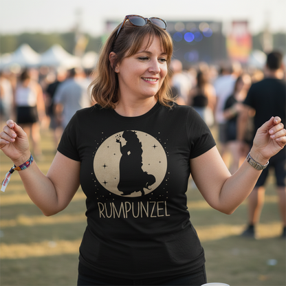 Eine Frau trägt das Rumpunzel Shirt beim Festival im Freien und tanzt fröhlich