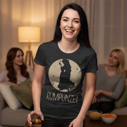 Eine Frau trägt das Rumpunzel Shirt beim Mädelsabend auf der Couch mit Rum Glas